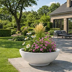 Jardinières en polyester dans un espace extérieur élégant à la finition moderne